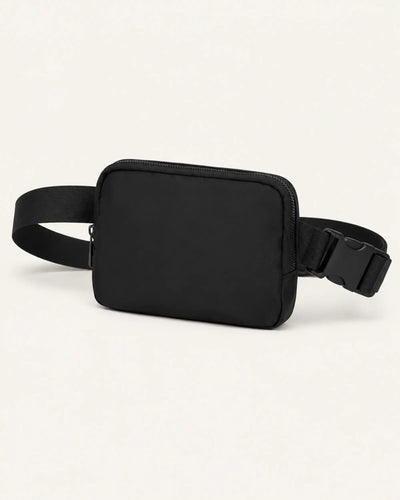 Schwarze AeroBag Crossbody-Tasche von CARRYON X als Freisteller mit verstellbarem Tragegurt.