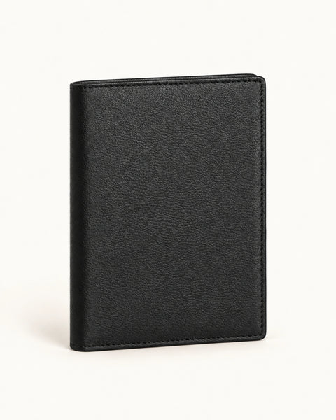 Schwarzes All-In-One Travel Wallet von CARRYON X vor warmweißem Hintergrund.