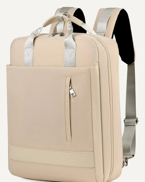 Beigefarbener CityChic Rucksack als Freisteller auf warmweißem Hintergrund.