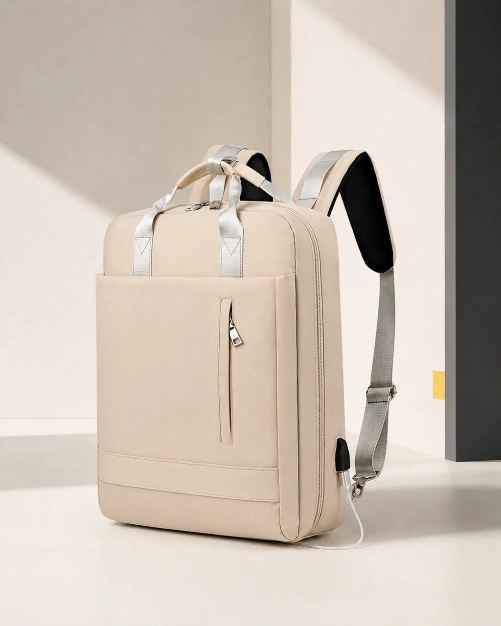 Beigefarbener CityChic Rucksack in der reduzierten CARRYON-X-Studiowelt.