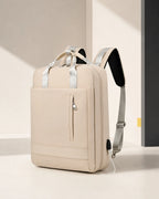 Beigefarbener CityChic Rucksack in der reduzierten CARRYON-X-Studiowelt.