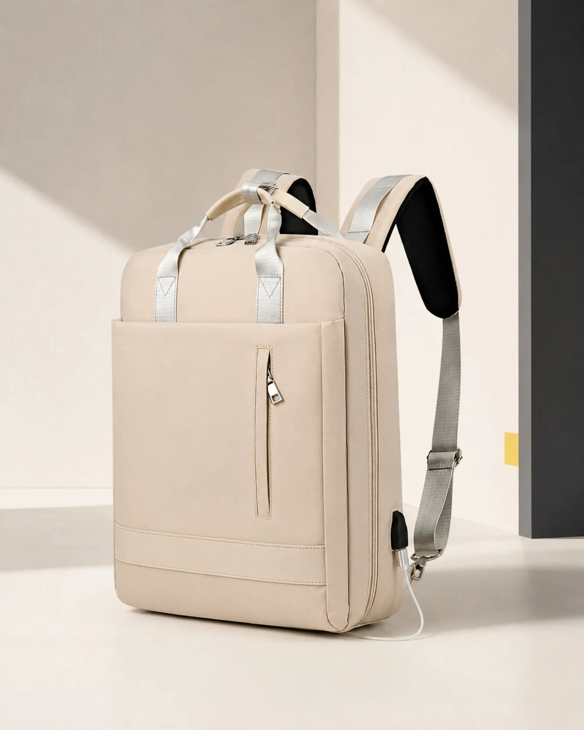 Beigefarbener CityChic Rucksack in der reduzierten CARRYON-X-Studiowelt.