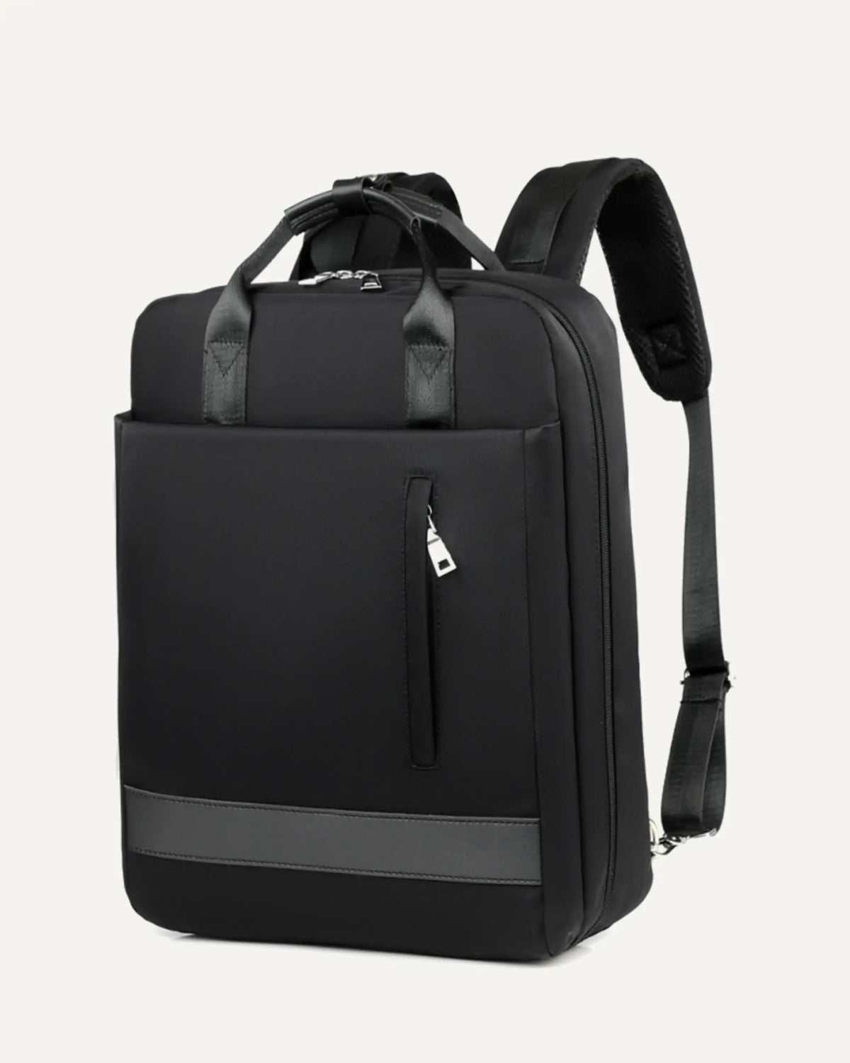 Schwarzer CityChic Rucksack als Freisteller auf warmweißem Hintergrund.