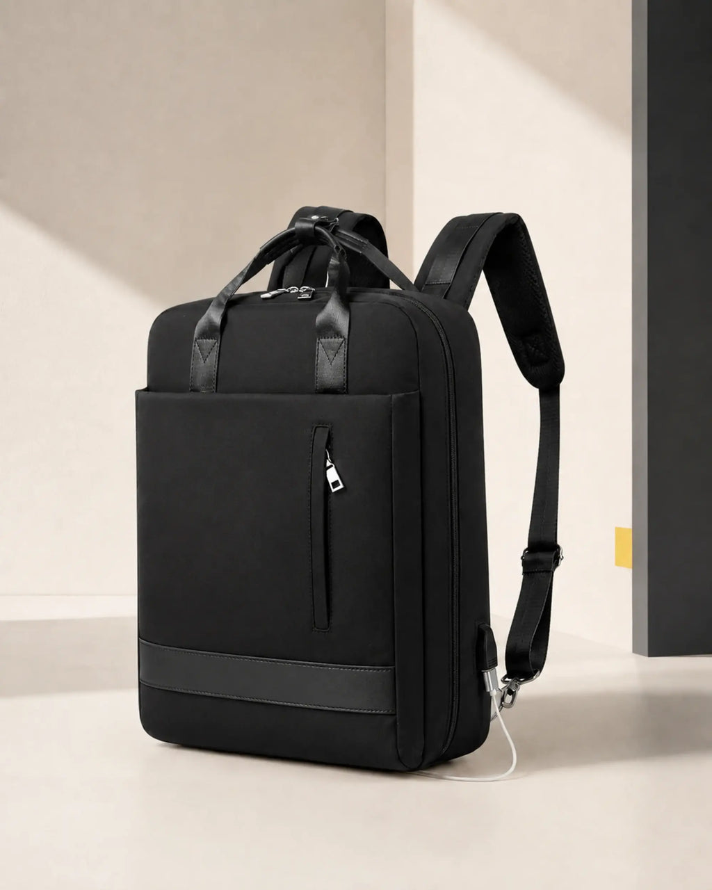Schwarzer CityChic Rucksack in der reduzierten CARRYON-X-Studiowelt.