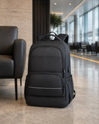Schwarzer ExecutivePack Business-Rucksack in einer modernen Airport-Lounge.