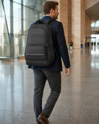 Geschäftsreisender mit schwarzem ExecutivePack Rucksack im modernen Flughafenterminal.
