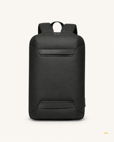 Schwarzer Horizon Business-Rucksack als Freisteller auf warmweißem Hintergrund.