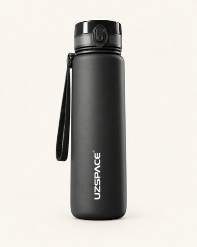 Schwarze CARRYON X HydraGo Trinkflasche mit Einhandverschluss und Trageschlaufe vor warmweißem Hintergrund.