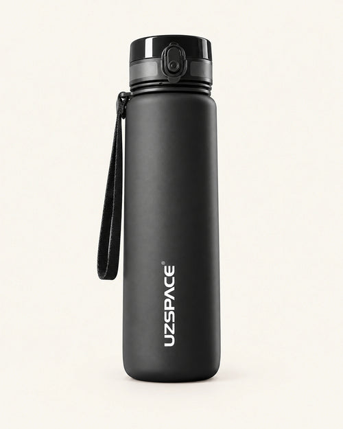 Schwarze CARRYON X HydraGo Trinkflasche mit Einhandverschluss und Trageschlaufe vor warmweißem Hintergrund.