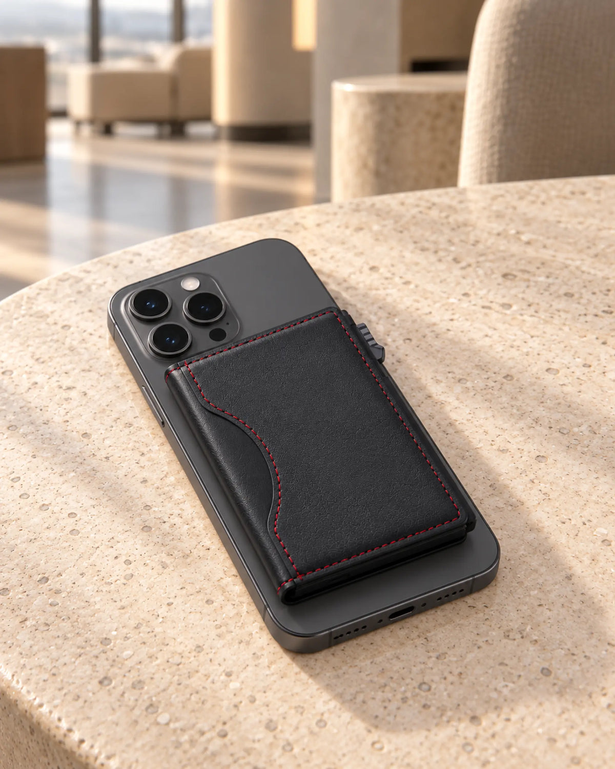 Schwarzes CARRYON X MagCardShield magnetisch an einem Smartphone in einer Reiselounge.