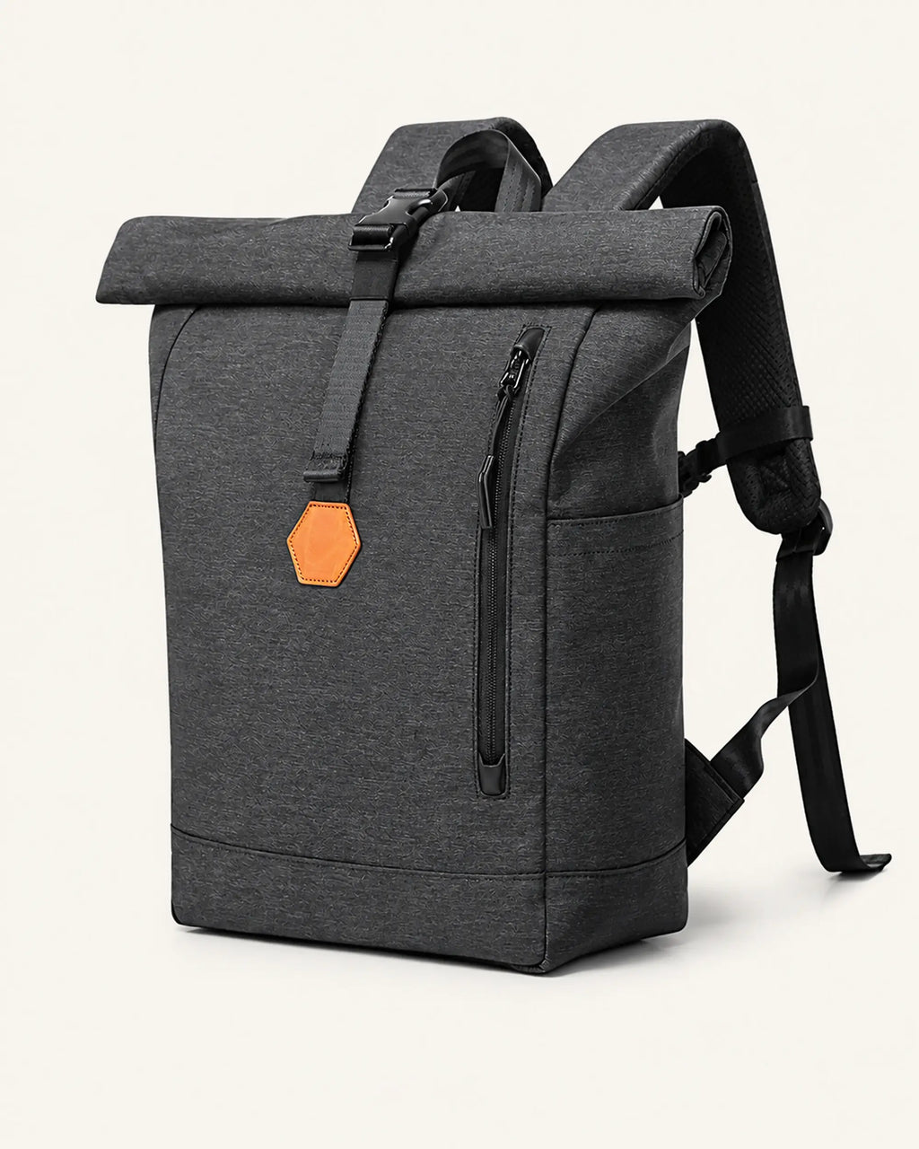 Schwarzer MetroMax Rucksack als Freisteller auf warmweißem Hintergrund.