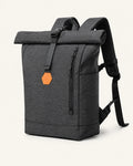 Schwarzer MetroMax Rucksack als Freisteller auf warmweißem Hintergrund.