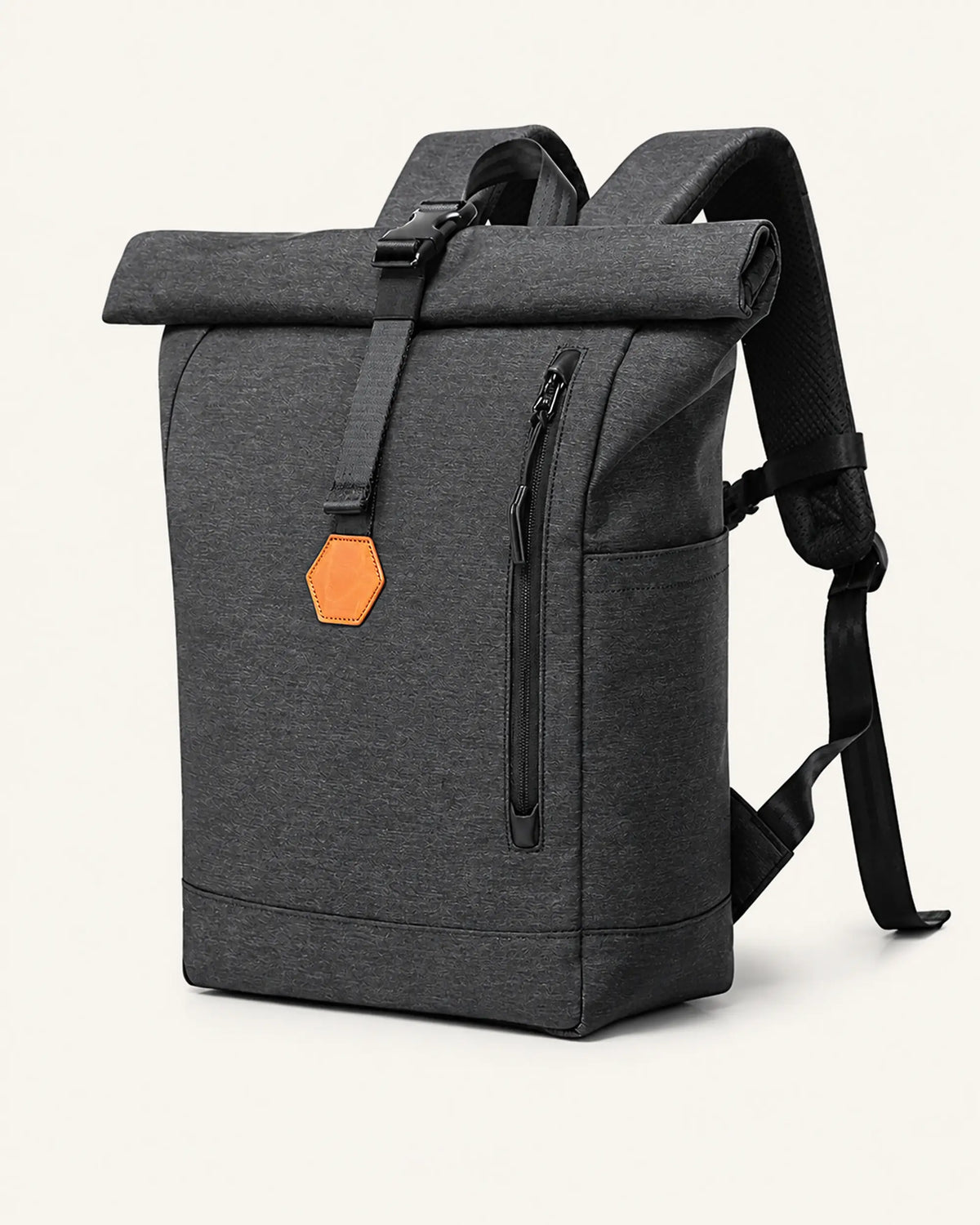 Schwarzer MetroMax Rucksack als Freisteller auf warmweißem Hintergrund.