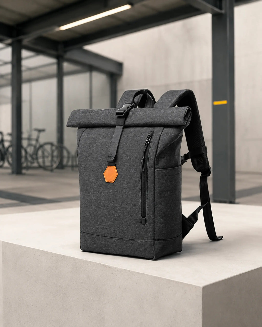 Schwarzer MetroMax Rucksack in der reduzierten CARRYON-X-Studiowelt.
