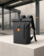 Schwarzer MetroMax Rucksack in der reduzierten CARRYON-X-Studiowelt.