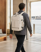 Mann mit beigem MetroSlim Reise-Rucksack auf dem Weg zum Boarding im Fährterminal.