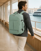 Mann mit grünem MetroSlim Reise-Rucksack auf dem Weg durch ein Fährterminal.