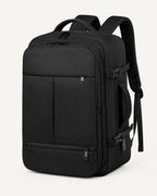 MetroSlim Reise-Rucksack in Schwarz als Freisteller in Front-Dreiviertelansicht.