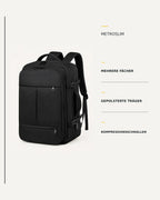 Schwarzer MetroSlim Reise-Rucksack mit mehreren Fächern, gepolsterten Trägern und Kompressionsschnallen.