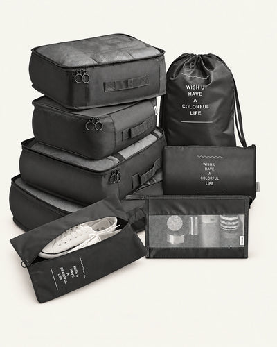Das achtteilige PackSmart Reise-Organizer-Set von CARRYON X in Schwarz vor hellem Hintergrund.