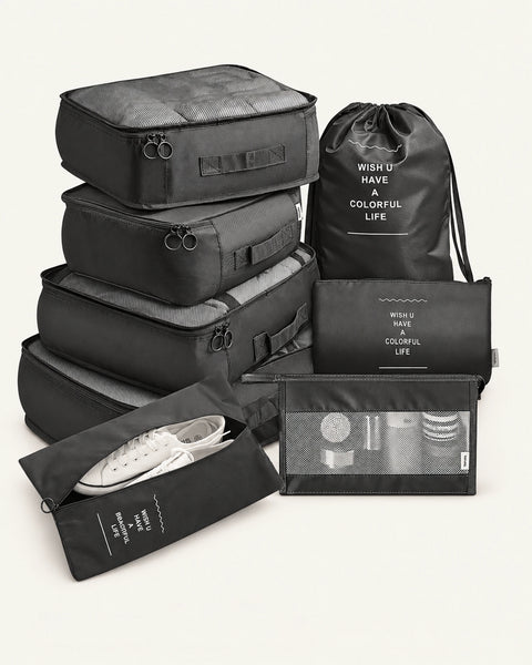 Das achtteilige PackSmart Reise-Organizer-Set von CARRYON X in Schwarz vor hellem Hintergrund.