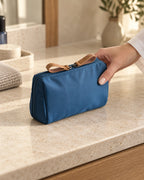 CARRYON X PocketGo Kosmetiktasche in Blau, beim Abstellen auf der Badezimmerablage.