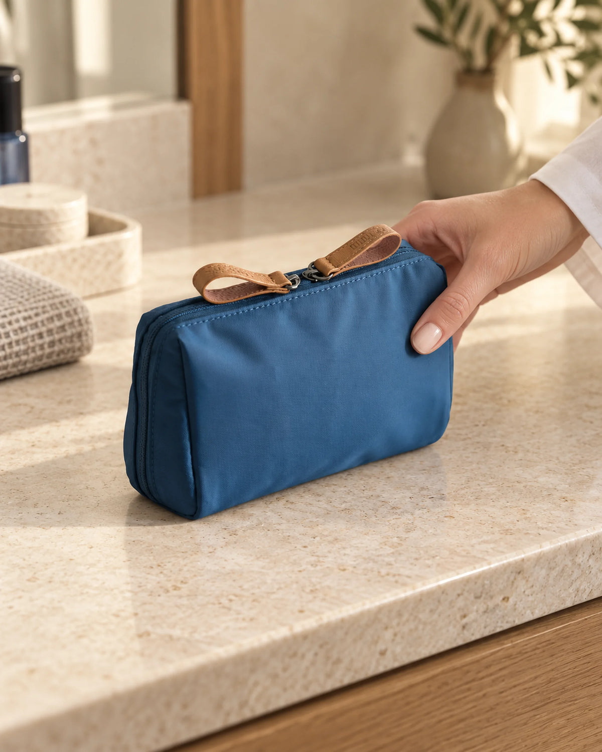 CARRYON X PocketGo Kosmetiktasche in Blau, beim Abstellen auf der Badezimmerablage.