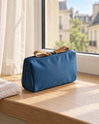 CARRYON X PocketGo Kosmetiktasche in Blau, in einer hellen Hotelumgebung.