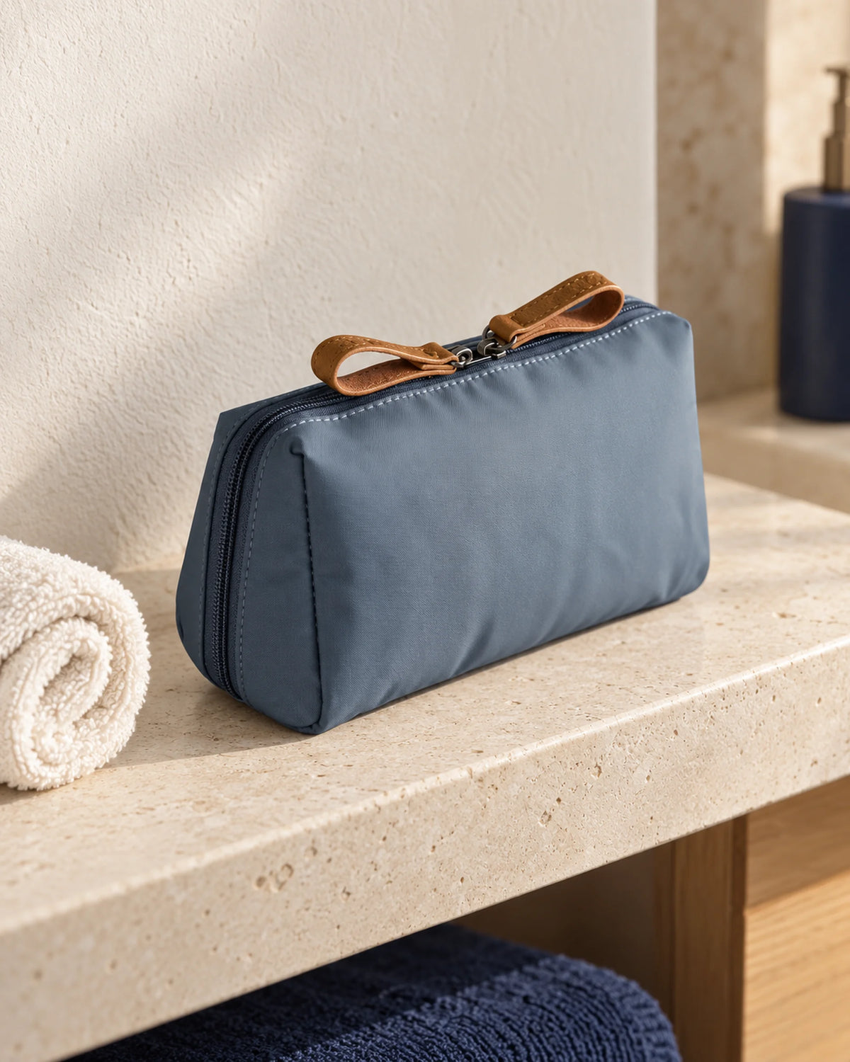 CARRYON X PocketGo Kosmetiktasche in Grau, in einer hellen Hotelumgebung.