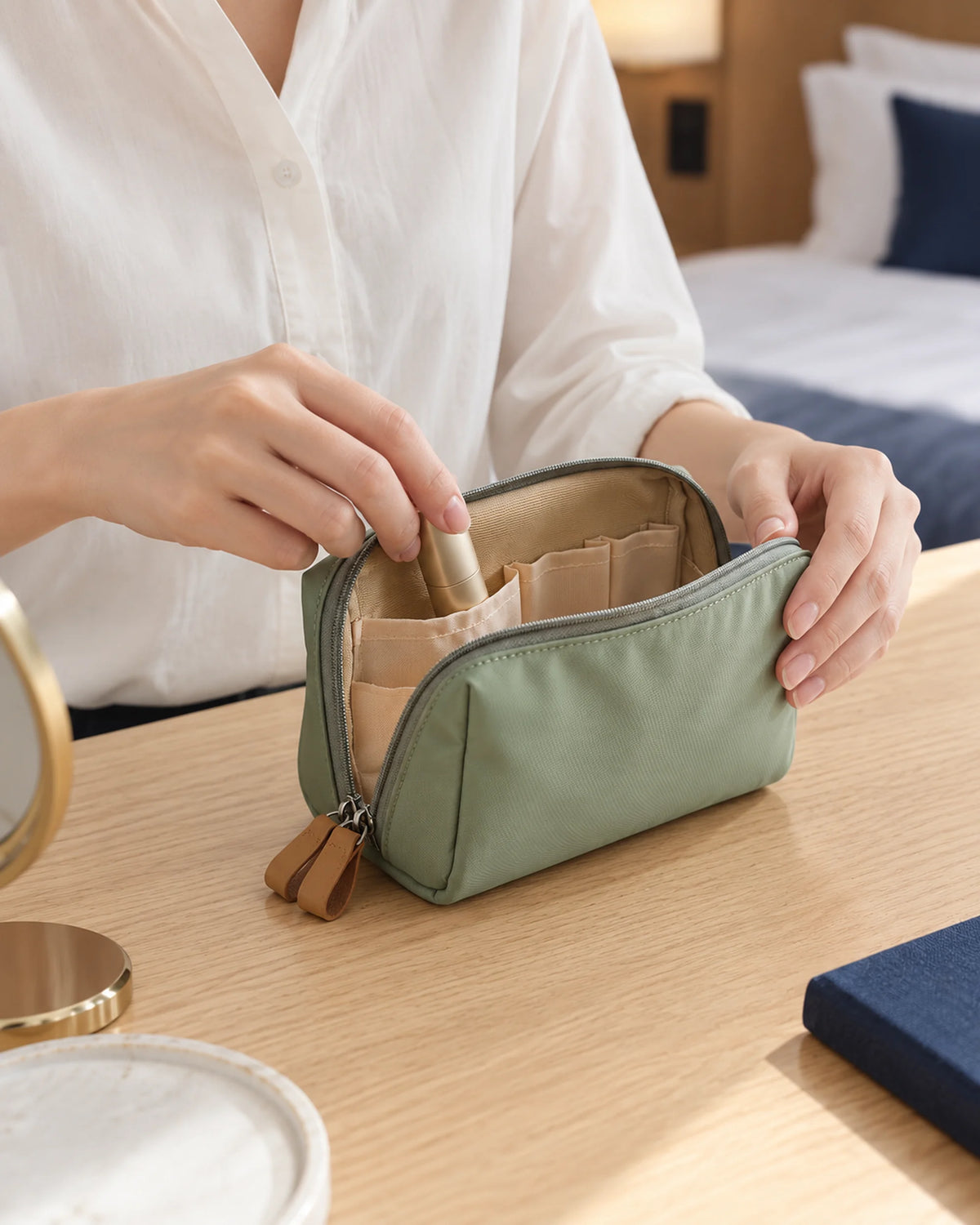 CARRYON X PocketGo Kosmetiktasche in Grün, geöffnet mit Innenfächern beim Einpacken eines Lippenstifts.