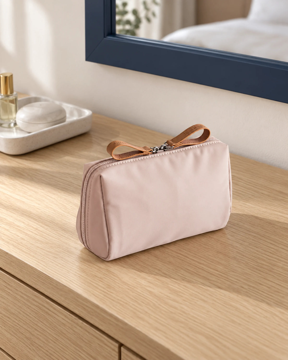 CARRYON X PocketGo Kosmetiktasche in Hellrosa, in einer hellen Hotelumgebung.