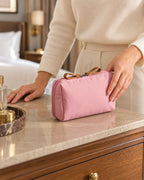 CARRYON X PocketGo Kosmetiktasche in Pink, beim Abstellen auf einer Kommode.