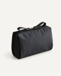 CARRYON X PocketGo Kosmetiktasche in Schwarz, geschlossen vor hellem beigem Hintergrund.
