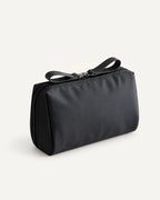 CARRYON X PocketGo Kosmetiktasche in Schwarz, geschlossen vor hellem beigem Hintergrund.