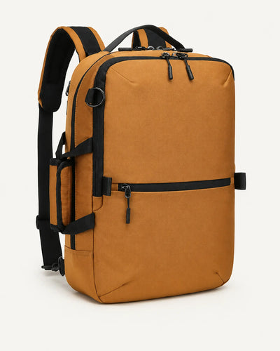 Khakifarbener ProActive Rucksack als Freisteller auf warmweißem Hintergrund.