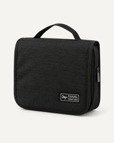 CARRYON X SortCase Kulturbeutel in Schwarz, geschlossen vor hellem beigem Hintergrund.