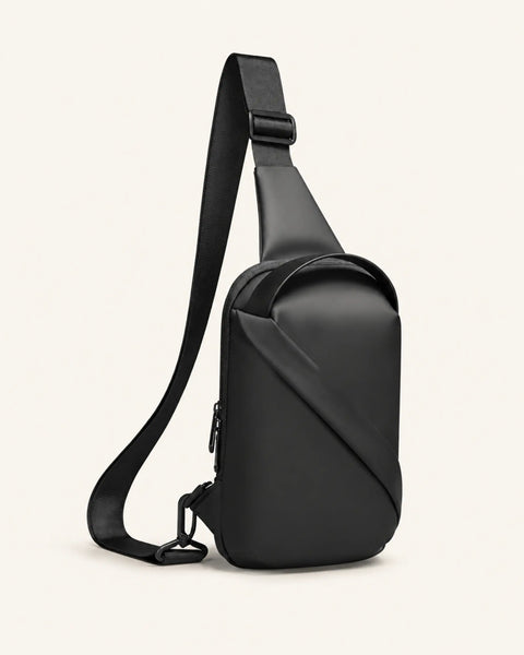 Schwarze StreetGear Sling-Bag von CARRYON X als Freisteller mit verstellbarem Schultergurt.