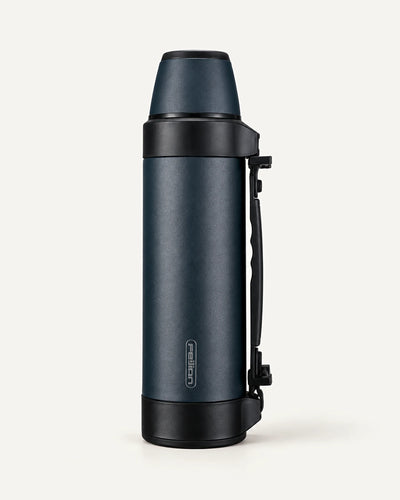 CARRYON X TitanTherm in Dunkelblau freigestellt vor warmweißem Hintergrund