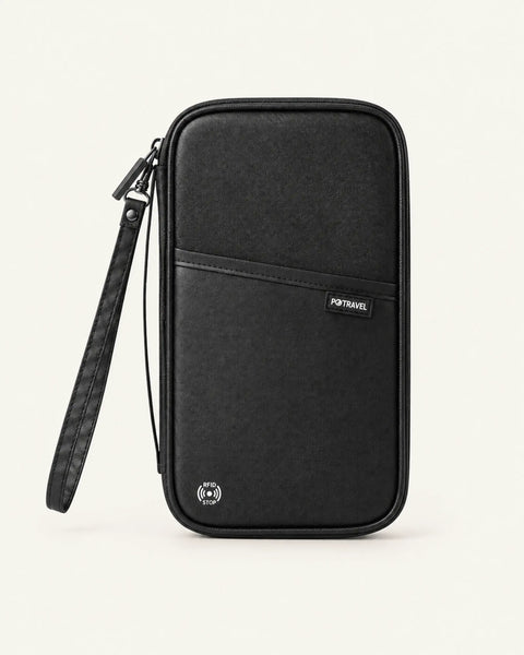 CARRYON X TravelSafe Dokumententasche in Schwarz als Freisteller auf warmweißem Hintergrund