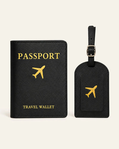 CARRYON X TravelTag Set in Schwarz mit Reisepasshülle und Kofferanhänger auf warmweißem Hintergrund