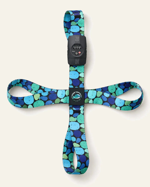 CARRYON X TSA-Protect Kofferband in Deep Sea Coral als vollständiges Gurtsystem auf warmweißem Hintergrund