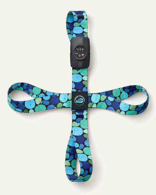 CARRYON X TSA-Protect Kofferband in Deep Sea Coral als vollständiges Gurtsystem auf warmweißem Hintergrund