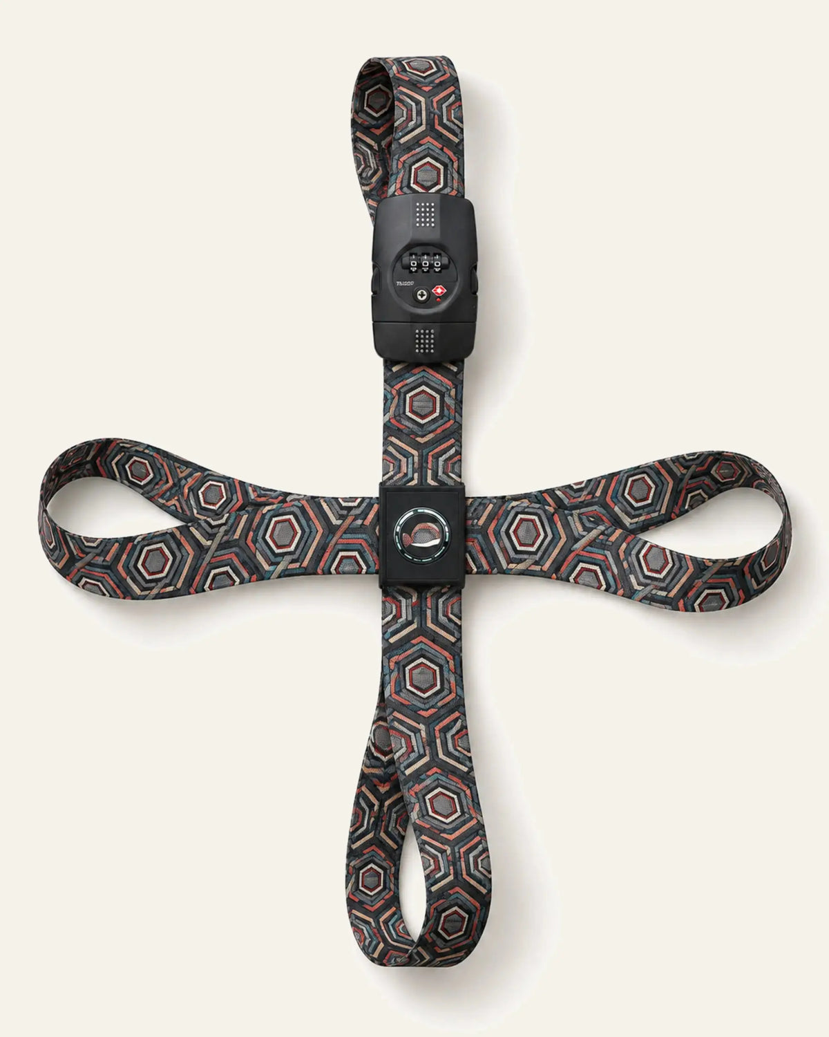 CARRYON X TSA-Protect Kofferband in Geometric Maze als vollständiges Gurtsystem auf warmweißem Hintergrund