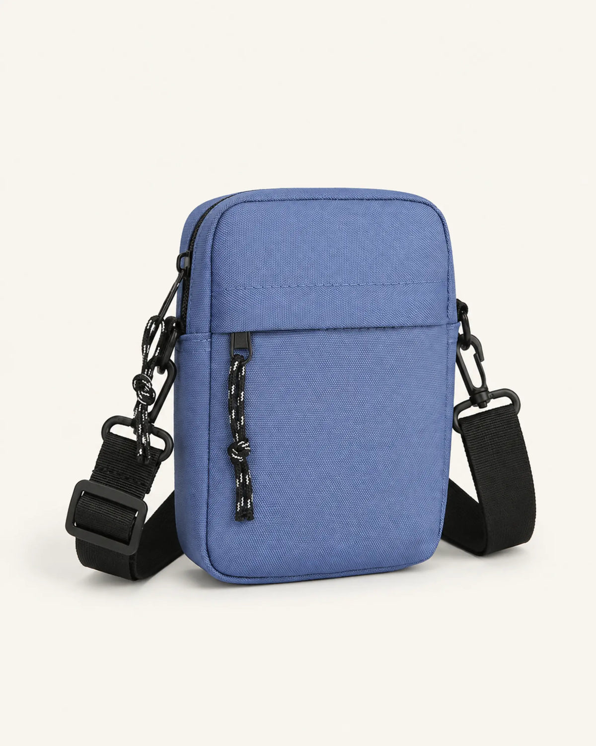 Blaue UrbanEase Crossbody-Tasche von CARRYON X als Freisteller mit schwarzem Schultergurt.