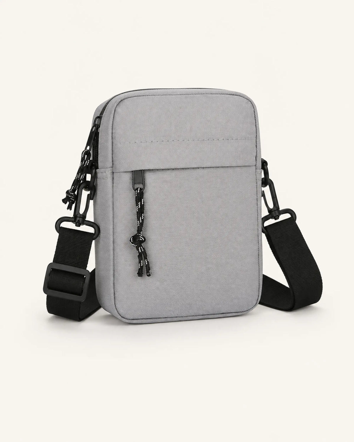 Graue UrbanEase Crossbody-Tasche von CARRYON X als Freisteller mit schwarzem Schultergurt.