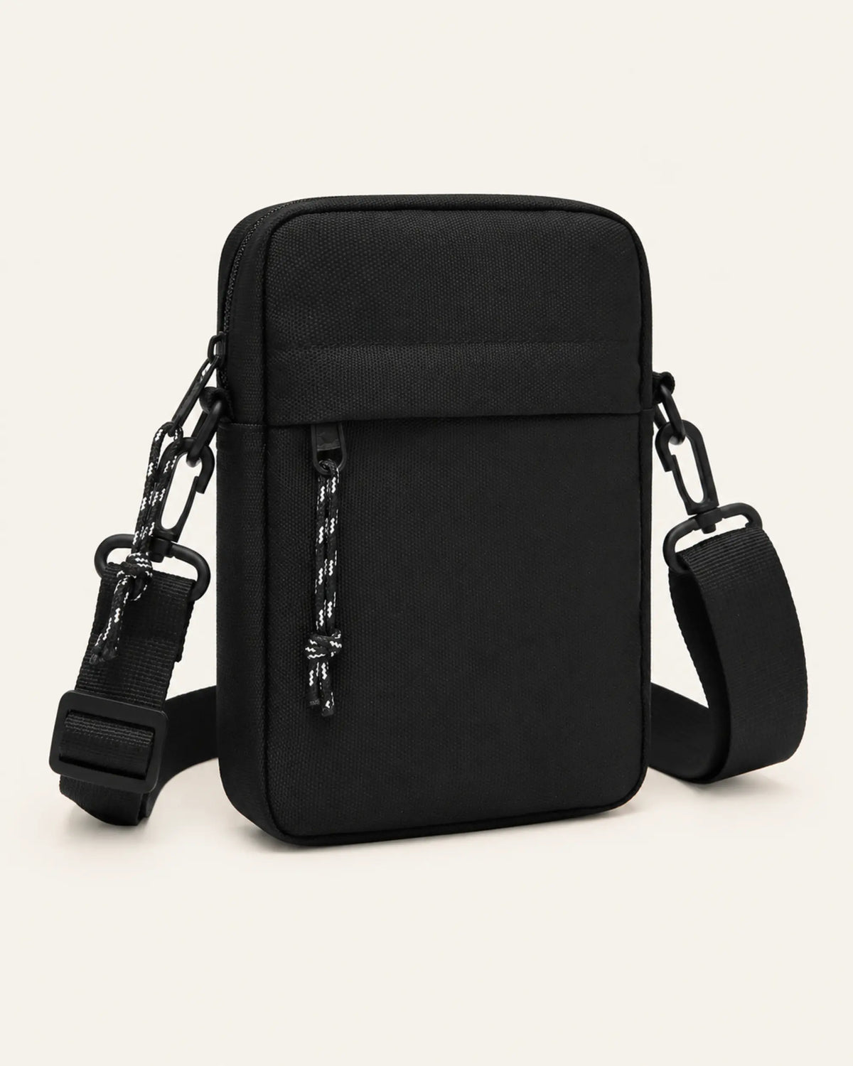 Schwarze UrbanEase Crossbody-Tasche von CARRYON X als Freisteller mit breitem Schultergurt.