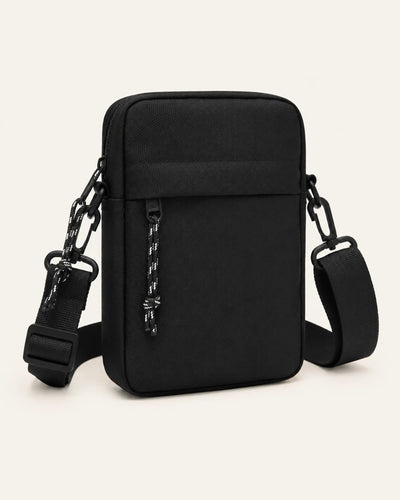 Schwarze UrbanEase Crossbody-Tasche von CARRYON X als Freisteller mit breitem Schultergurt.