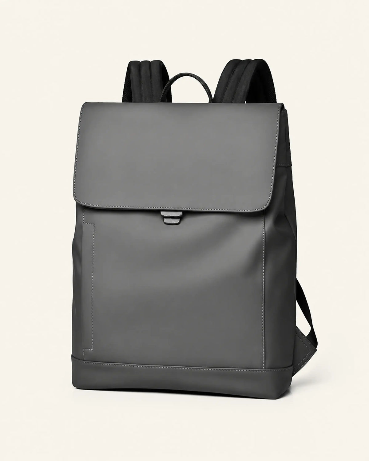 Dunkelgrauer UrbanEdge Rucksack als Freisteller auf warmweißem Hintergrund.