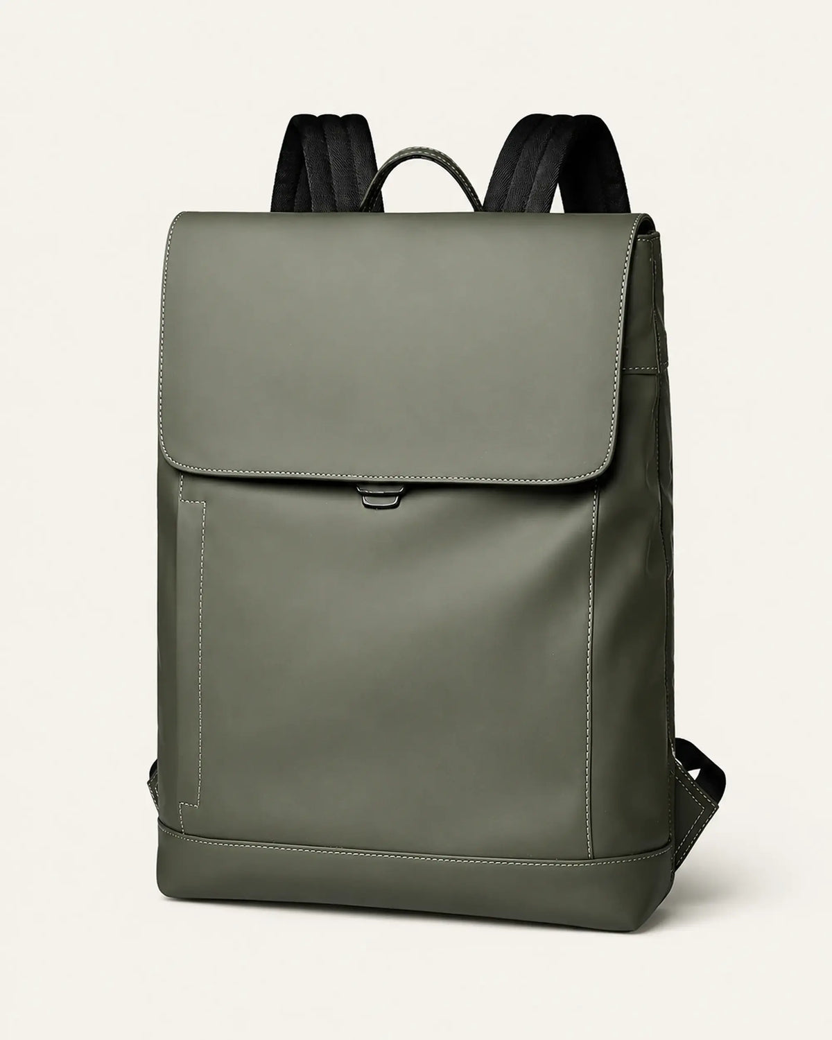 Dunkelgrüner UrbanEdge Rucksack als Freisteller auf warmweißem Hintergrund.