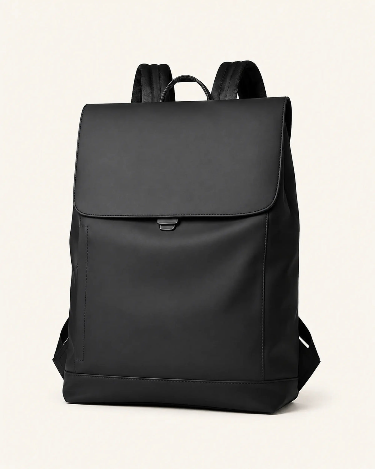 Schwarzer UrbanEdge Rucksack als Freisteller auf warmweißem Hintergrund.